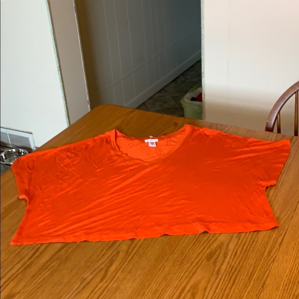 ADC crop tee, size juniors Medium.